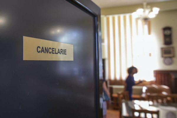 Elevii care deranjează orele trimiși la cancelarie sau cabinetul consilierului școlar în loc de „sala de detenție”